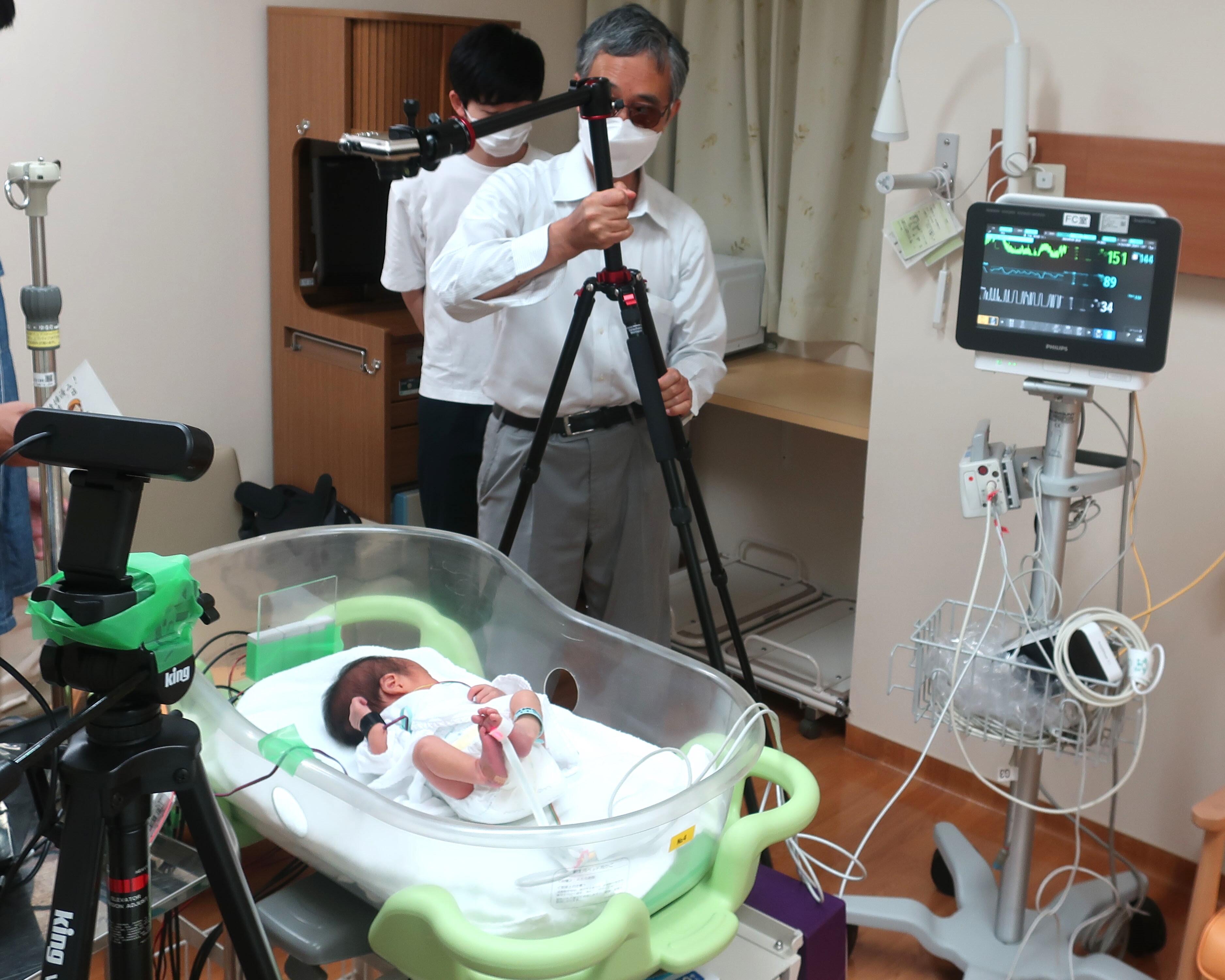 名古屋大学附属病院における新生児の呼吸・心拍測定実験の様子